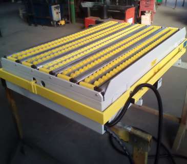 Lift table with idle roller and retract packrail